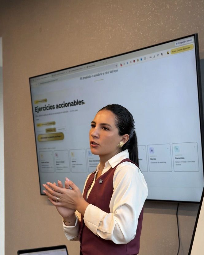 Clara Pérez dando una clase frente a una pantalla