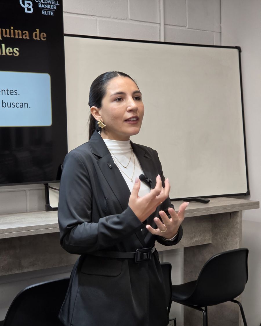 Clara Pérez dando una charla en un escenario