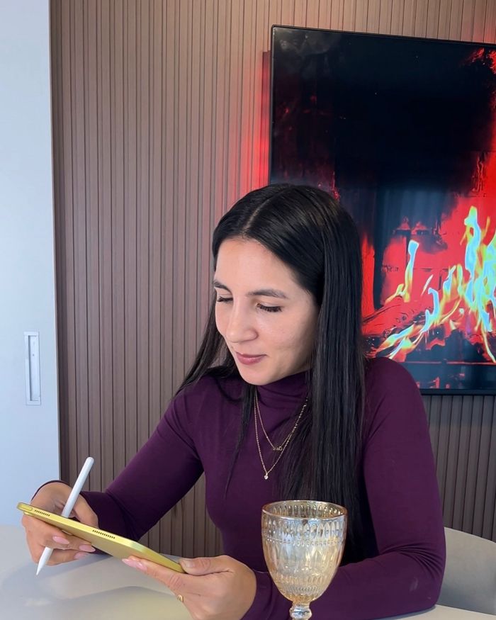 Clara Pérez trabajando con su tablet